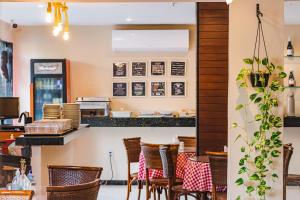 a restaurant with tables and chairs and a counter at Hotel Italia Beach - Na Beira Mar Natal RN in Natal