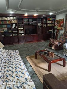 uma sala de estar com um sofá e uma mesa de centro em Chácara ADLUC em Cascavel
