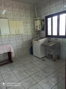W łazience znajduje się umywalka i toaleta. w obiekcie Chácara ADLUC w mieście Cascavel