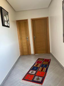 Habitación con 2 puertas y alfombra en el suelo en Dar Fatima Tamazouzt, en Marrakech