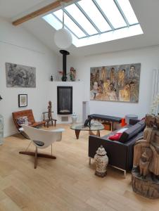 巴黎的住宿－Loft, atelier artiste Montmartre，客厅配有家具和天窗