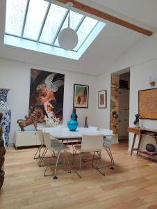 巴黎的住宿－Loft, atelier artiste Montmartre，一间配备有白色桌椅的用餐室
