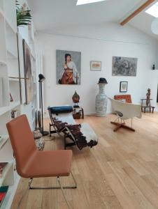 巴黎的住宿－Loft, atelier artiste Montmartre，客厅配有家具,墙上挂有绘画作品