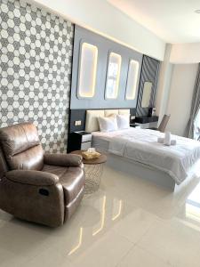 um quarto grande com uma cama e uma cadeira em Wiwi at Apartment Formosa Residence with Balcony-Comfort-Cozy-Easy em Nagoya
