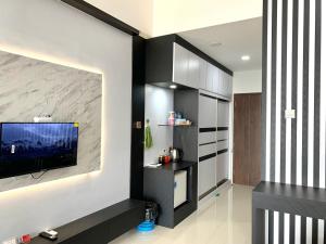 TV i/ili multimedijalni sistem u objektu Wiwi at Apartment Formosa Residence with Balcony-Comfort-Cozy-Easy