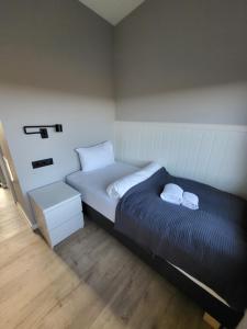 1 dormitorio con 1 cama con 2 almohadas blancas en Landbrot Guesthouse, en Kirkjubæjarklaustur