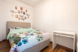 1 dormitorio con cama y mesa blanca en Peaceful house in historical Istanbul district en Estambul