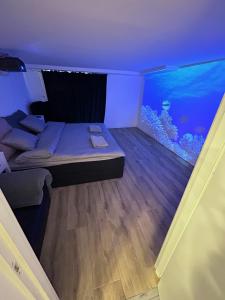 - une chambre avec un lit et un aquarium dans l'établissement Vanni´s Bed & breakfast, à Malmö