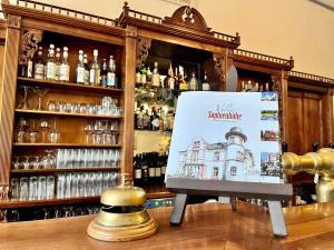 Villa Sophienhöhe في كيربن: علامة أمام بار مع زجاجات من الكحول