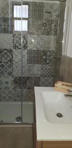 uma casa de banho com um chuveiro, um lavatório e uma banheira em Masseria Santa Maria em Gravina in Puglia