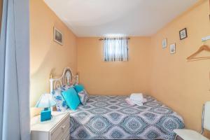 um quarto com uma cama, uma cómoda e uma janela em Casa das Bonecas em Farelos de Baixo