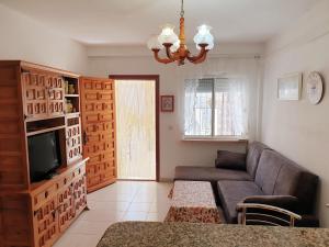 a living room with a couch and a tv at Coqueto alojamiento en Los Alcázares in Los Alcázares +19 photos