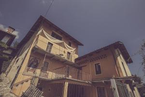 un grand bâtiment avec un balcon et un bâtiment dans l'établissement Relais di charme Frazione Chiavolino, à Pollone