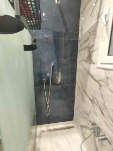 a shower with a hose in a bathroom at Dar Al Yaqout in Le Kram