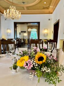 une table avec un bouquet de fleurs sur elle dans l'établissement Villa Sophienhöhe, à Kerpen