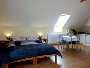 1 dormitorio con 1 cama y 1 mesa con sillas en Hortensjowy Zakątek w Pieninach en Sromowce Wyżne