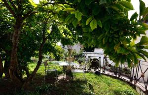 a garden with a table and chairs under a tree at Hotel de la muraille de sens in Sens