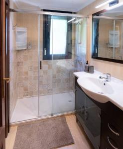 uma casa de banho com um chuveiro e um lavatório. em Piso nuevo cerca de Santander em Soto de la Marina