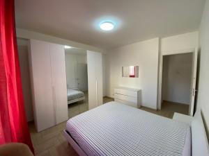 Dormitorio pequeño con cama y espejo en Amethyst Apartment, en Artena