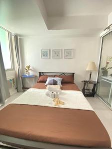 ein Schlafzimmer mit einem großen Bett in einem Zimmer in der Unterkunft Condo in Azure Urban Resort Residences-Paranaque City in Manila
