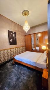 Giường trong phòng chung tại NF Palace Old City Bucharest