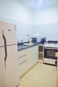 uma cozinha com um frigorífico branco e um fogão em Agustín I Apart em Paraná