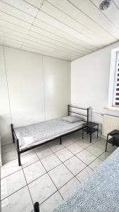 Habitación con cama en la esquina de una habitación en Pokoje Jaśminowa, en Lublin