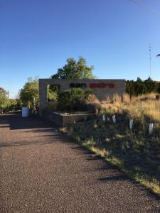 un edificio sentado al lado de una carretera en San Isidro Suite en Las Heras