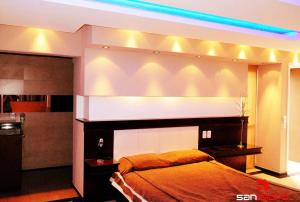 Las Heras的住宿－San Isidro Suite，一间卧室配有一张床和蓝色的灯光
