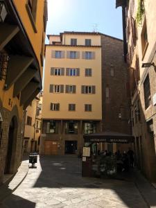 una strada vuota con un edificio alto sullo sfondo di L'Antico Canto dei Salterelli a Firenze