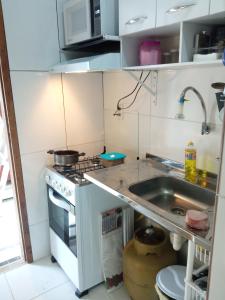 una piccola cucina con lavandino e piano cottura di Morada das Conchas - Campinho, Maraú-BA a Campinho