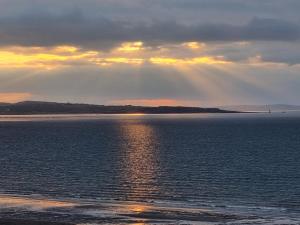 Blick auf das Meer bei Sonnenuntergang in der Unterkunft 13 Cambrian Court in Penmaen-mawr