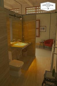 łazienka z umywalką i toaletą w obiekcie PRIVADA LODGE w mieście Krâchéh