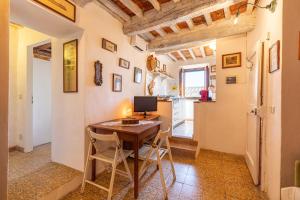 ein Heimbüro mit einem Holztisch und Stühlen in der Unterkunft Casa vacanze Val d'orcia in Campiglia dʼOrcia