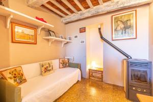 a living room with a couch and a tv at Casa vacanze Val d'orcia in Campiglia dʼOrcia