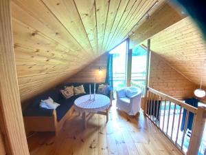 een zolderkamer met een houten plafond en een tafel bij Skjerping gårdshus, in Lonevåg