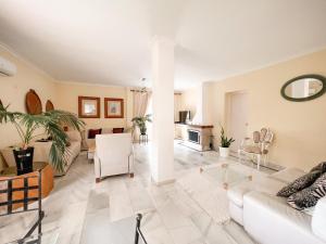 Posezení v ubytování Beautiful villa close to Puerto Banús