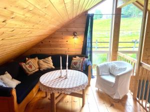 uma sala de estar com um sofá e uma mesa em Skjerping gårdshus, em Lonevåg