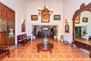 a living room with a table and a couch at Hotel Santa Lucía in Mérida