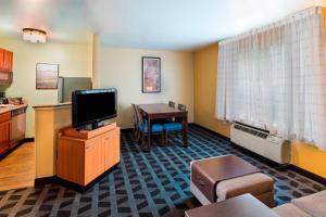 un soggiorno con TV e tavolo di TownePlace Suites by Marriott Atlanta Kennesaw a Kennesaw