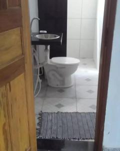 uma casa de banho com um WC e um lavatório em pousada chykos em Barreirinhas