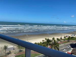 einen Balkon mit Strand- und Meerblick in der Unterkunft Apartamento na Praia Grande II - Pé na Areia in Praia Grande