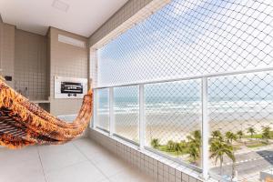 Zimmer mit Balkon und Strandblick in der Unterkunft Apartamento na Praia Grande II - Pé na Areia in Praia Grande