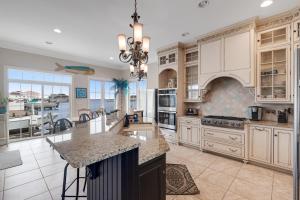 Η κουζίνα ή μικρή κουζίνα στο Edgewater Acres --- 38874 Old Lighthouse Rd