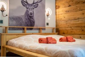 um quarto com uma cama com duas toalhas em Appartement chaleureux, massif des Aravis em Entremont