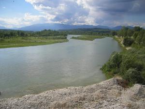 Blick auf einen Fluss mit Bergen im Hintergrund in der Unterkunft Villa Trequattrini 