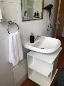 ラゴアにあるCantinho da Pazのバスルーム(白い洗面台、鏡付)