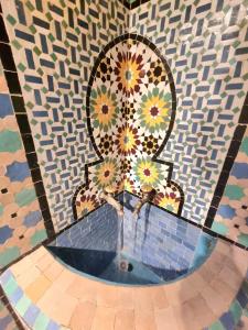 un sol en mosaïque avec une fontaine au milieu dans l'établissement Tanger Malabata, à Tanger