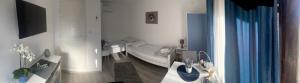 um quarto de hospital com uma cama e um espelho em Temački konaci em Pirot