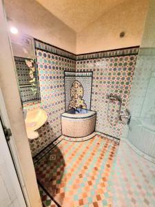 La salle de bains est pourvue d'une baignoire, de toilettes et d'un lavabo. dans l'établissement Tanger Malabata, à Tanger